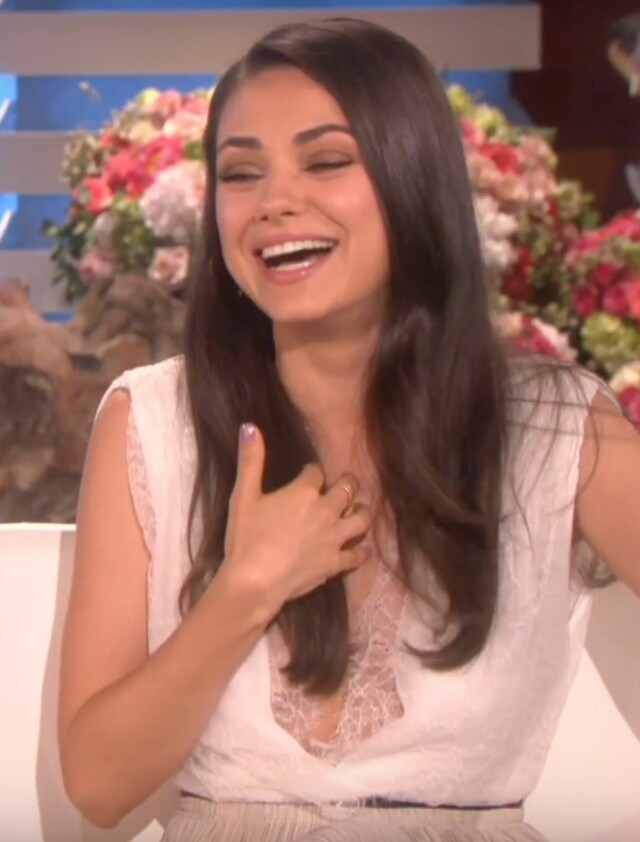 TOK DET MED ET SMIL: Skuespilleren tok det hele med et smil og svarte til og med på de intime spørsmålene! Foto: Skjermdump TOK DET MED ET SMIL: Skuespilleren tok det hele med et smil og svarte til og med på de intime spørsmålene! Foto: Skjermdump